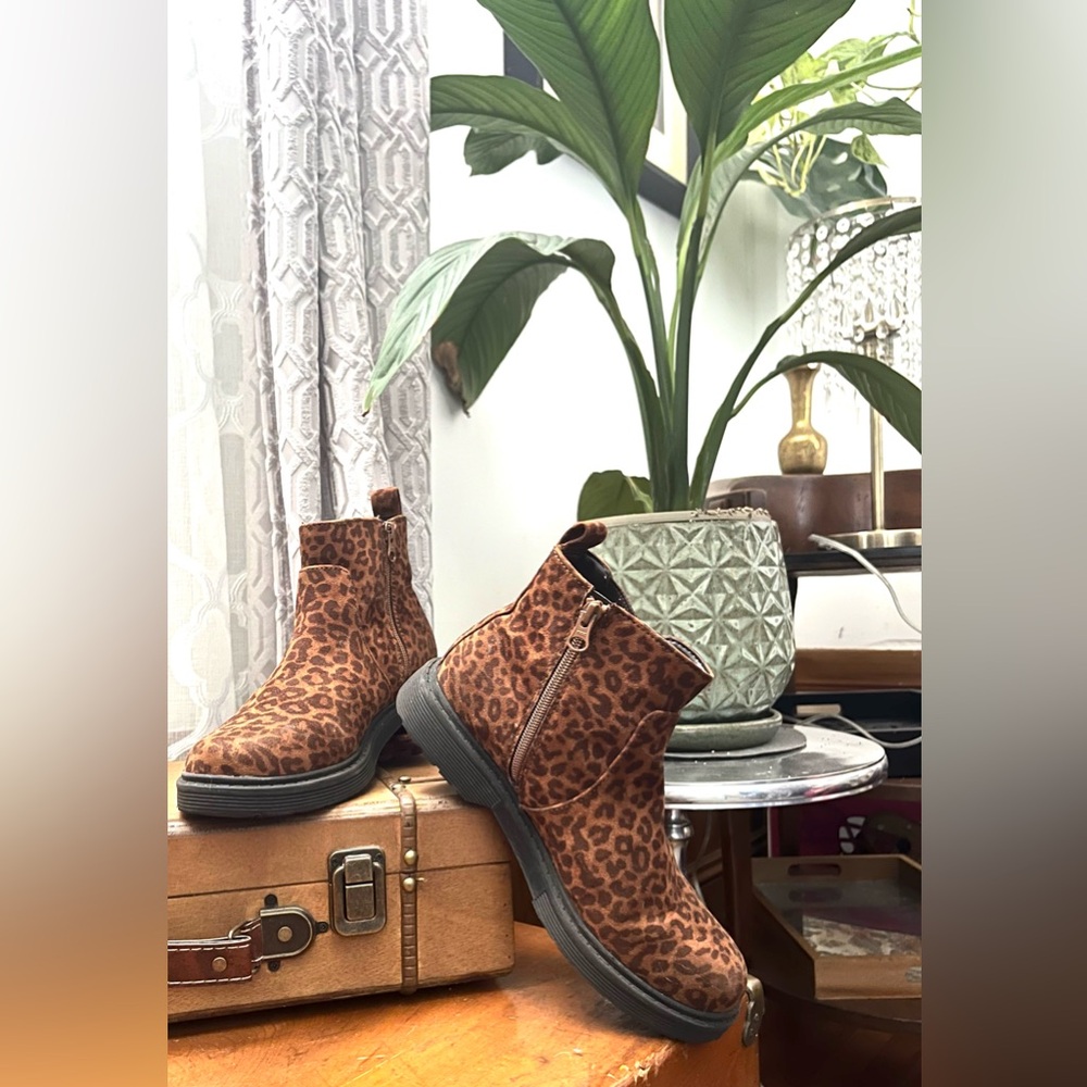 Cat and Jack Leopard print Chelsea boot size 5 Big Girl